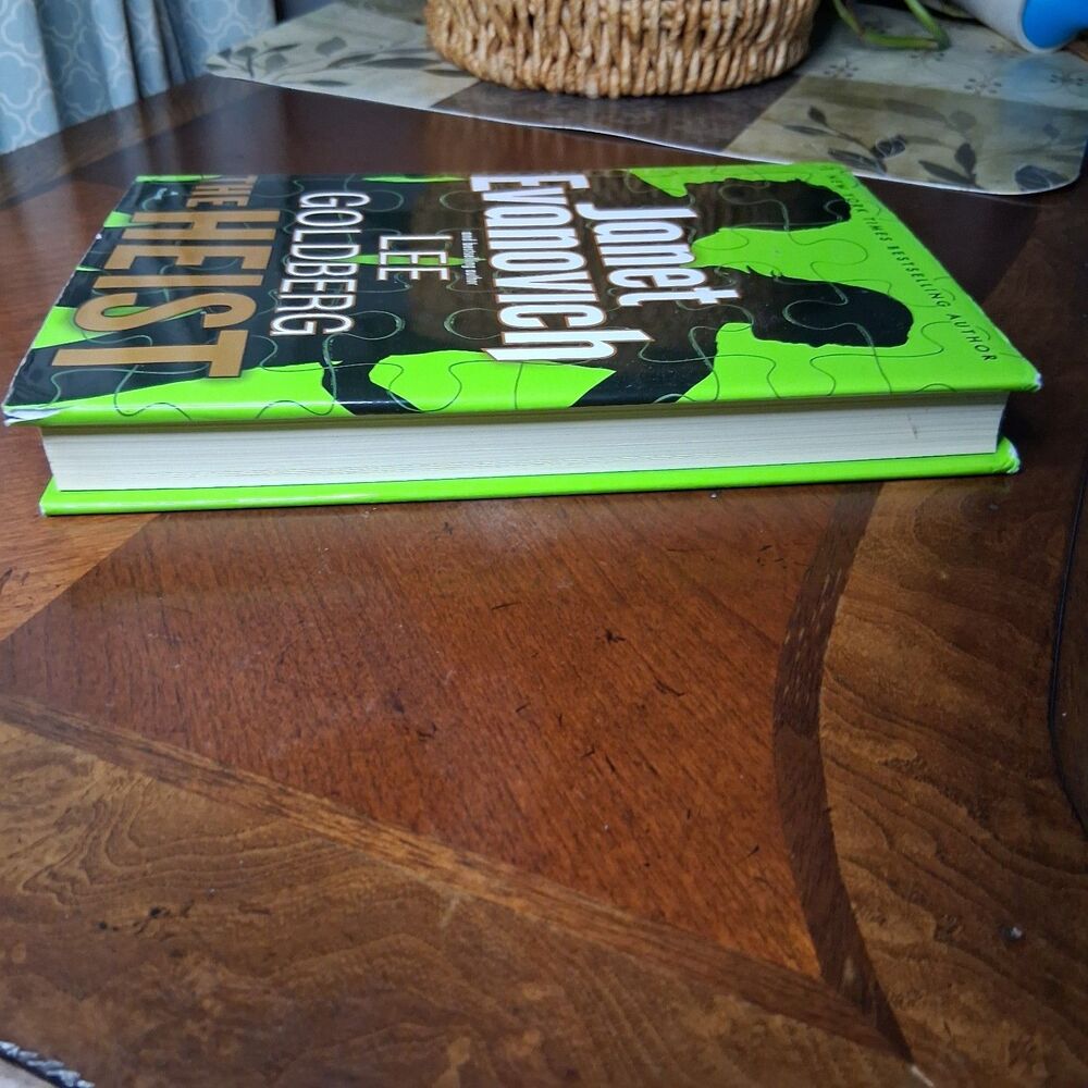 Janet Evanovich Lee Goldberg The Heist First Edition Hardcover 2013 - Picture 8 of 8
